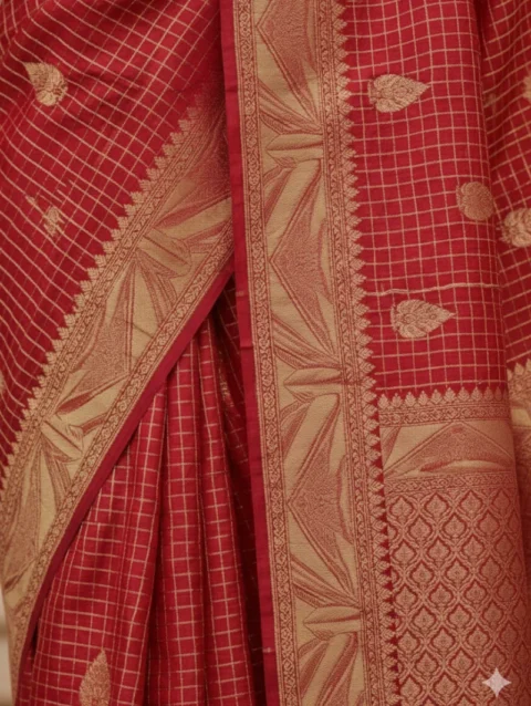 closeup image Pink Kanchipuram Semi Silk Saree with Traditional Woven Design